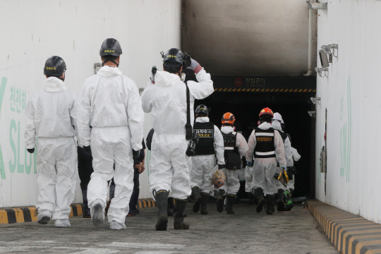 대전 현대프리미엄아울렛 화재 관련 합동감식반이 28일 오전 감식을 재개하고 화재 현장으로 들어가고 있다. <대전=연합뉴스>